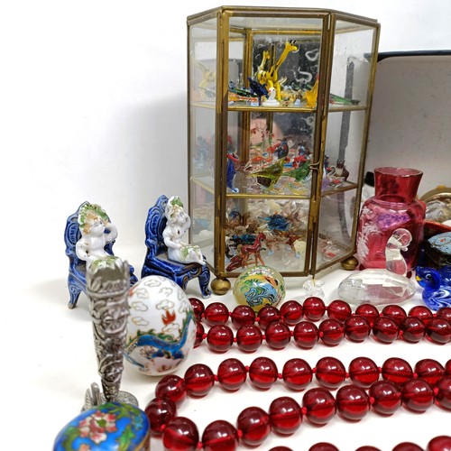 808 - A red bead necklace, assorted miniature glass ornaments, and other items (box)