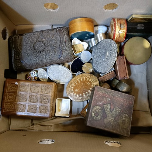 824 - Assorted boxes, and three wall lights in the form of shells (box)