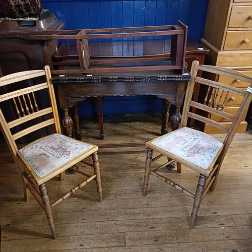 932 - An oak folding card table, 94 cm wide, a pair of chairs, and a stand (2)