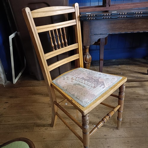 932 - An oak folding card table, 94 cm wide, a pair of chairs, and a stand (2)