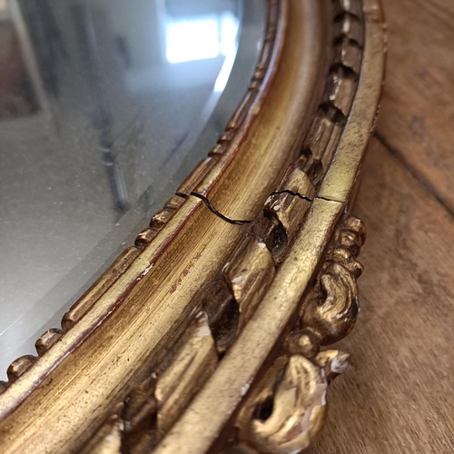 913 - An early 20th century gilt gesso oval wall mirror, 100 x 70 cm