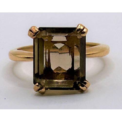 89 - A 9ct gold and topaz ring, ring size M