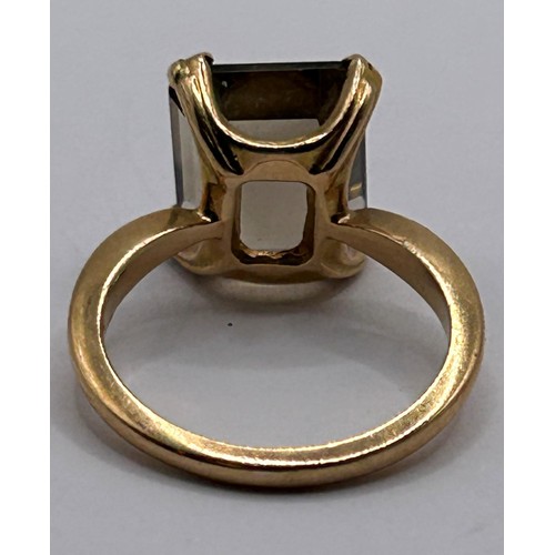 89 - A 9ct gold and topaz ring, ring size M