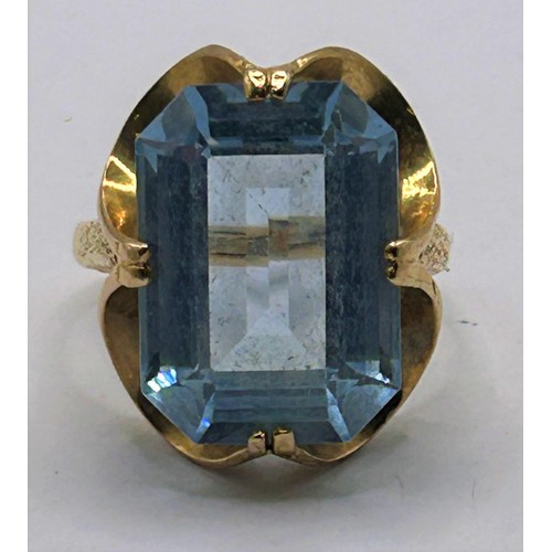 123 - A 9ct gold and aquamarine ring, ring size P