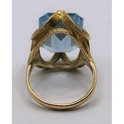 123 - A 9ct gold and aquamarine ring, ring size P