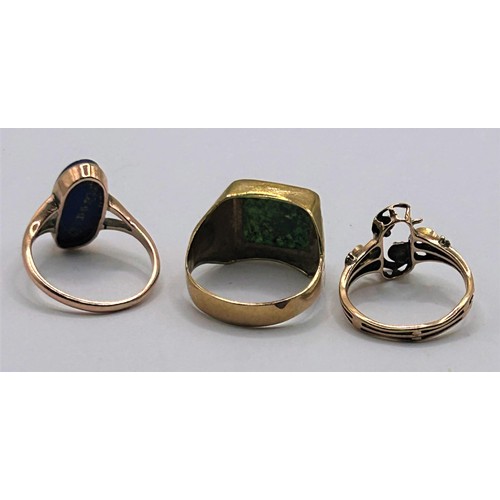 146 - A 9ct gold and hardstone signet ring, ring size O, a 9ct gold ring, lacking stone, ring size U1/2, a... 