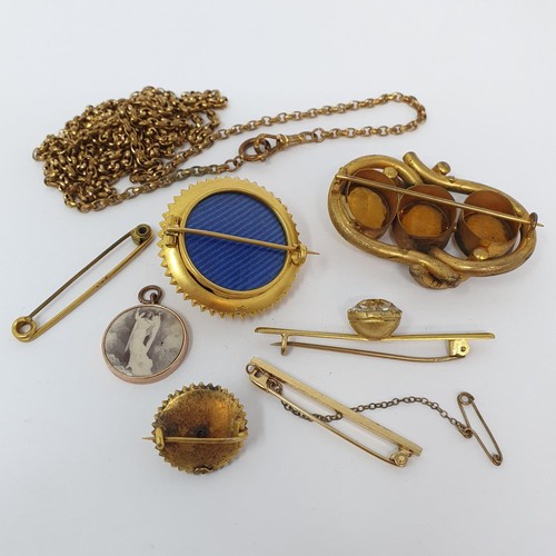 190 - A Victorian yellow coloured metal brooch, another, and assorted jewellery