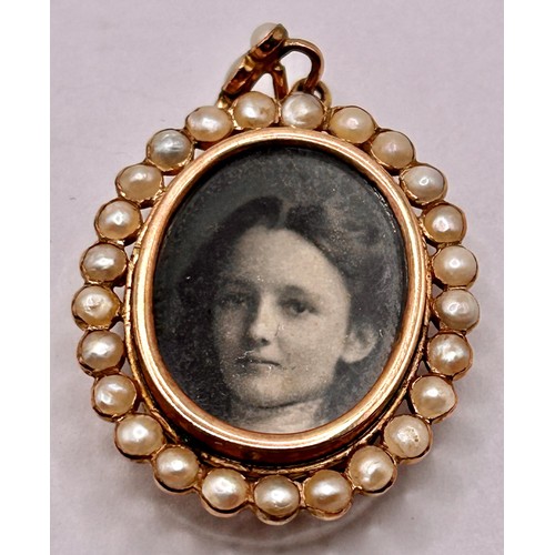 186 - A late 19th/early 20th century yellow metal and pearl memorial pendant, inset with portraits front a... 