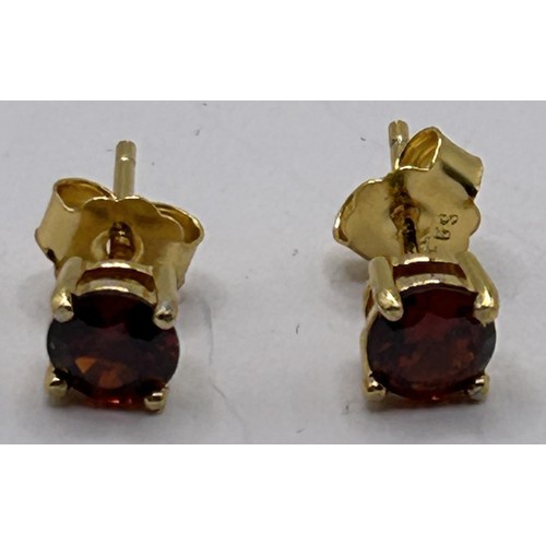 112 - A pair of garnet stud earrings