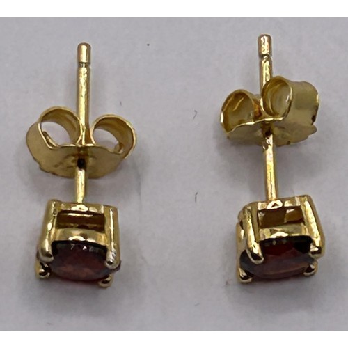 112 - A pair of garnet stud earrings