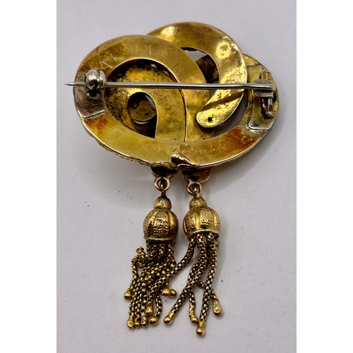 187 - A late 19th/early 20th century yellow coloured metal rope twist brooch, cased