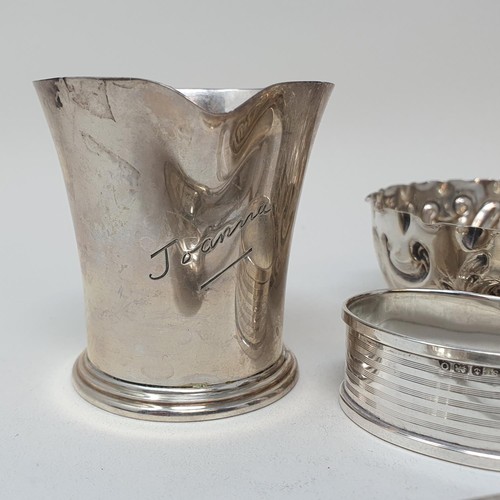 376 - A George V silver cream jug, a sugar bowl, a set of five teaspoons and a napkin ring, various dates ... 