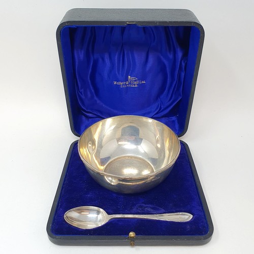 292 - A George V silver sugar bowl, and a matching spoon, Sheffield, 1925, 4.3 ozt, cased