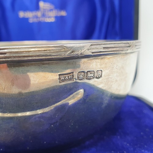 292 - A George V silver sugar bowl, and a matching spoon, Sheffield, 1925, 4.3 ozt, cased