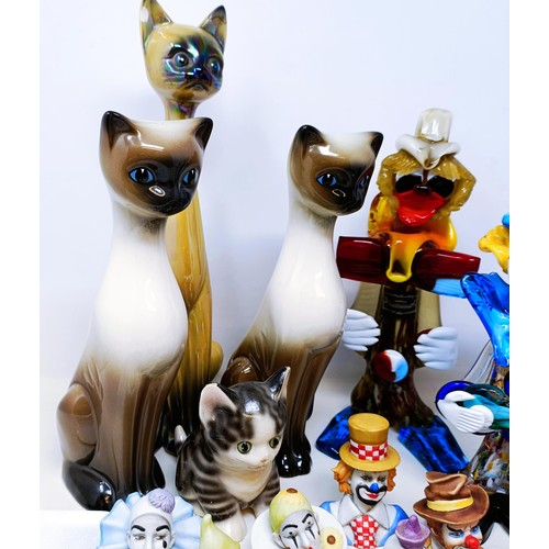 523 - A Murano glass clown, 30 cm high, two others, a pair of pottery cats, another, assorted clown figure... 