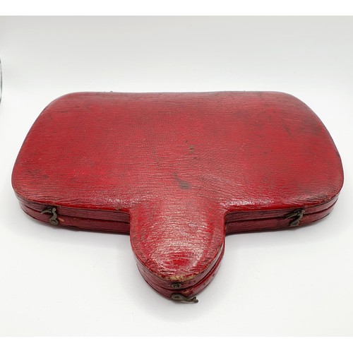 163A - A late 19th/early 20th century fitted leather jewellery case, 20 cm wide