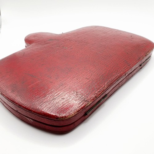 163A - A late 19th/early 20th century fitted leather jewellery case, 20 cm wide