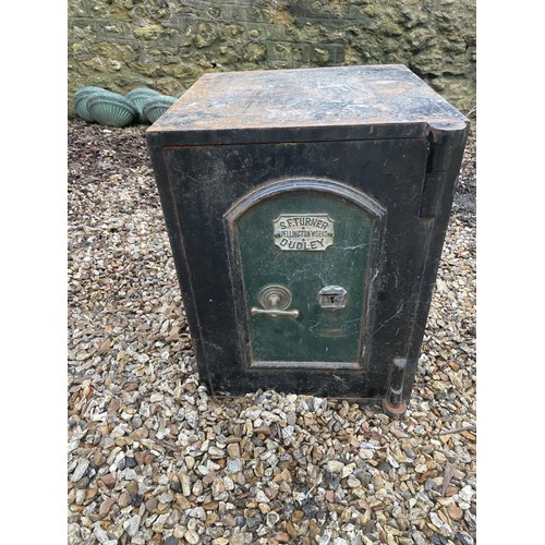 947 - A early 20th century sand filled safe, by S F Turner, Wellington Works Dudley, 41 cm wide, with a ke... 