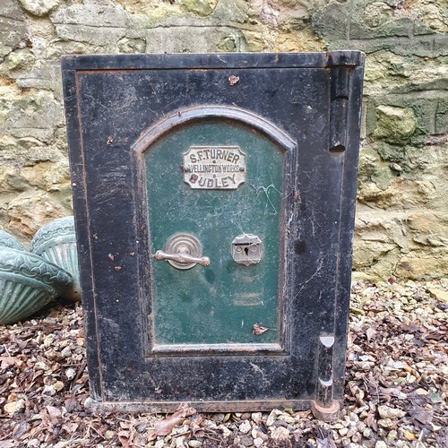 947 - A early 20th century sand filled safe, by S F Turner, Wellington Works Dudley, 41 cm wide, with a ke... 