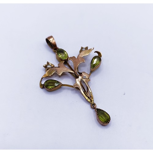 138 - A 9ct gold, peridot and seed pearl pendant