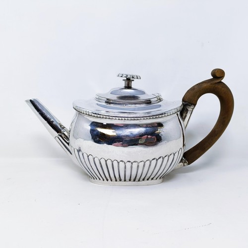 417 - A George III silver teapot, London 1808, 13.3 ozt