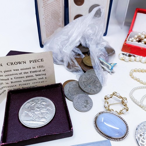 118 - Assorted costume jewellery and coins