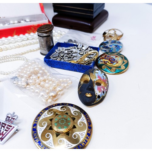 118 - Assorted costume jewellery and coins