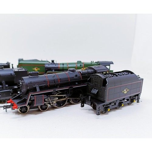 49 - A Bachmann OO gauge 4-6-0 locomotive and tender, No 32-500, No 32-252 and No 31-105A, all boxed (3)
... 