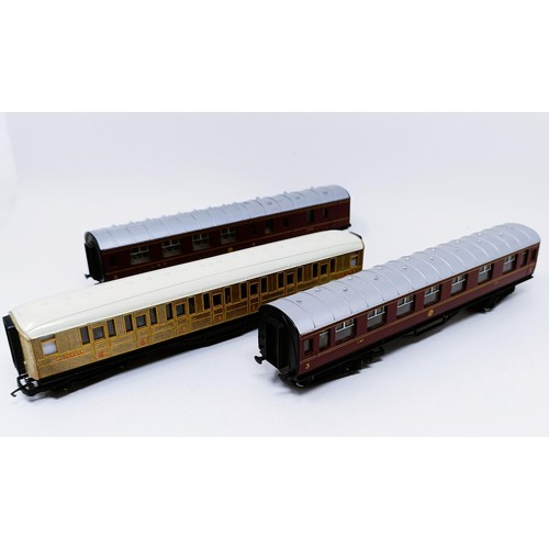 64 - A Hornby carriage, No R4145 and assorted other Hornby and Bachmann carriages (box)
Provenance: Decea... 