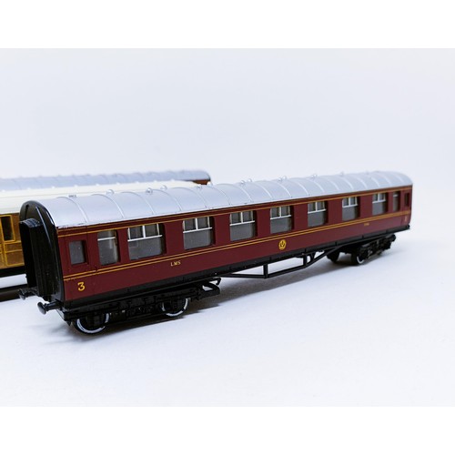 64 - A Hornby carriage, No R4145 and assorted other Hornby and Bachmann carriages (box)
Provenance: Decea... 