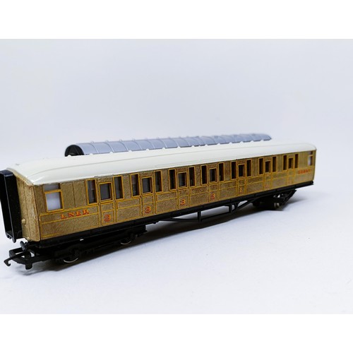 64 - A Hornby carriage, No R4145 and assorted other Hornby and Bachmann carriages (box)
Provenance: Decea... 