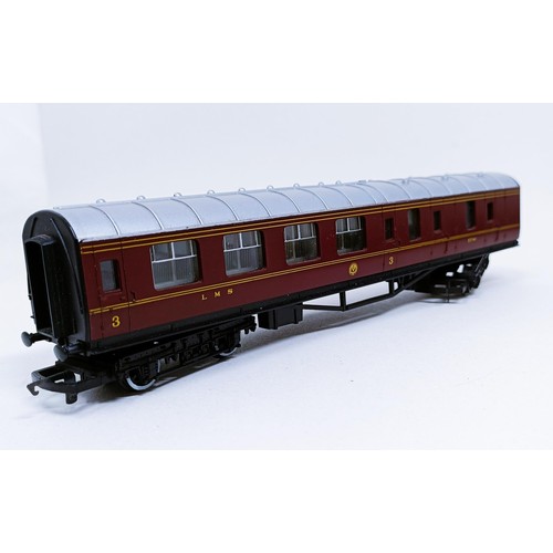 64 - A Hornby carriage, No R4145 and assorted other Hornby and Bachmann carriages (box)
Provenance: Decea... 