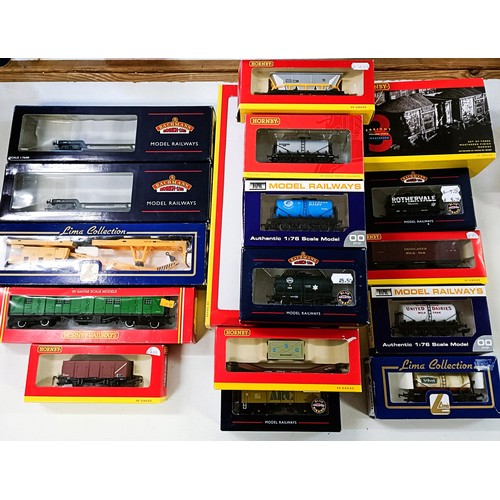 69 - A Hornby OO carriage, No R4155, and assorted other Hornby and Bachmann carriages (box)
Provenance: D... 