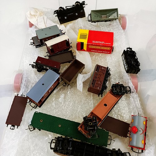 69 - A Hornby OO carriage, No R4155, and assorted other Hornby and Bachmann carriages (box)
Provenance: D... 