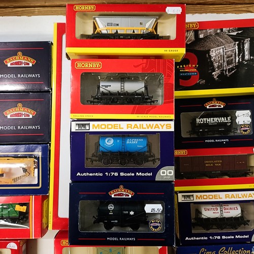 69 - A Hornby OO carriage, No R4155, and assorted other Hornby and Bachmann carriages (box)
Provenance: D... 