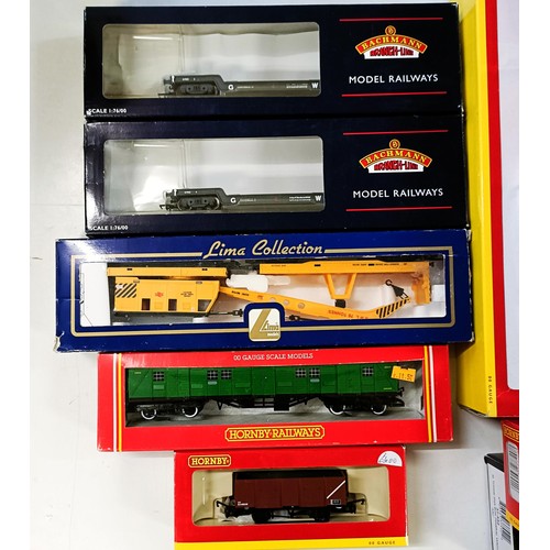 69 - A Hornby OO carriage, No R4155, and assorted other Hornby and Bachmann carriages (box)
Provenance: D... 