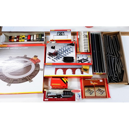 70 - A Hornby OO gauge turntable, and assorted other Hornby and other OO gauge related items (box)
Proven... 