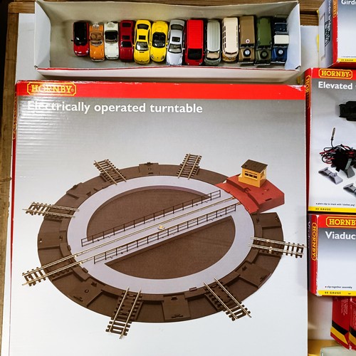 70 - A Hornby OO gauge turntable, and assorted other Hornby and other OO gauge related items (box)
Proven... 