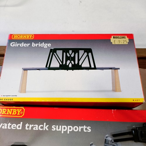 70 - A Hornby OO gauge turntable, and assorted other Hornby and other OO gauge related items (box)
Proven... 