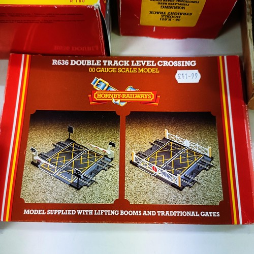 70 - A Hornby OO gauge turntable, and assorted other Hornby and other OO gauge related items (box)
Proven... 