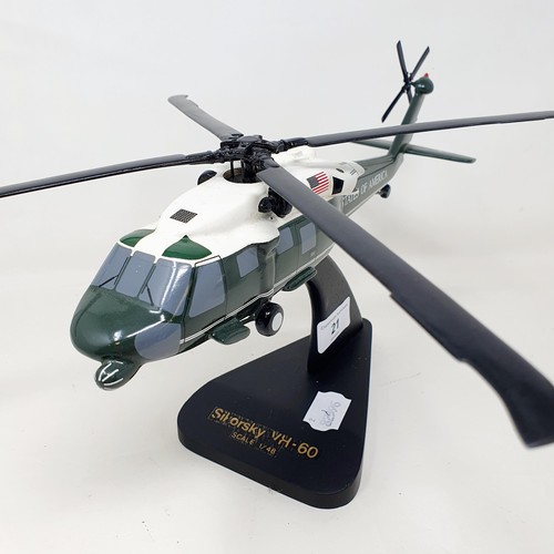 21 - A model of a Sikorsky VH60, in American presidential livery, 1:48 scale