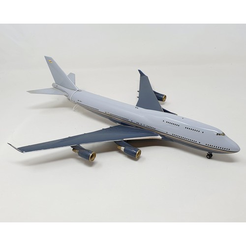 24 - A model of a Boeing 747, 35 cm wide