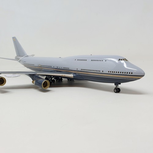 24 - A model of a Boeing 747, 35 cm wide