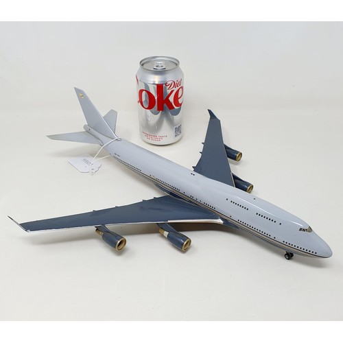 24 - A model of a Boeing 747, 35 cm wide