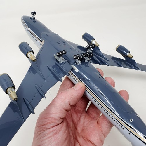 24 - A model of a Boeing 747, 35 cm wide