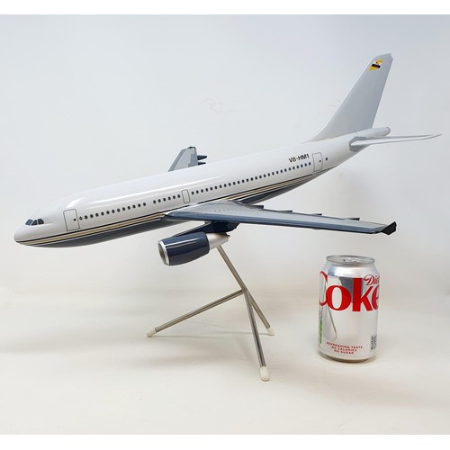 34 - A model of an Airbus A310, 49 cm wide