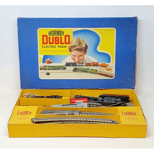 76 - A Hornby Dublo OO gauge 4-6-0 locomotive and tender, No EDLT20, boxed, and assorted related items (b... 