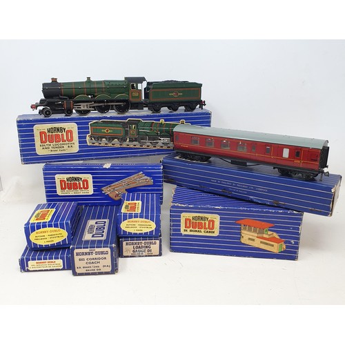 76 - A Hornby Dublo OO gauge 4-6-0 locomotive and tender, No EDLT20, boxed, and assorted related items (b... 