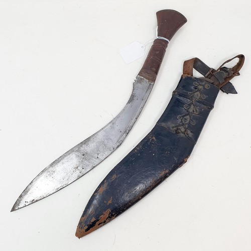 186 - An early 20th century bayonet, 59 cm long, a sword, 103 cm long, and a Kukri and scabbard, 44 cm (3)