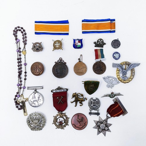 158 - A British War Medal, awarded to GS-27179 Pte W A Shannon, R Fus, assorted medallions, badges and oth... 